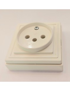 Enchufe superficie con toma de tierra desplazada color...