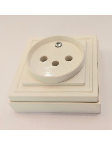 Enchufe superficie con toma de tierra desplazada color blanco