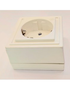 Enchufe superficie con toma de tierra color blanco