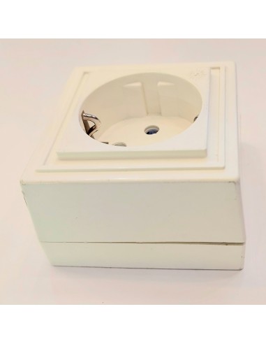 Enchufe superficie con toma de tierra color blanco