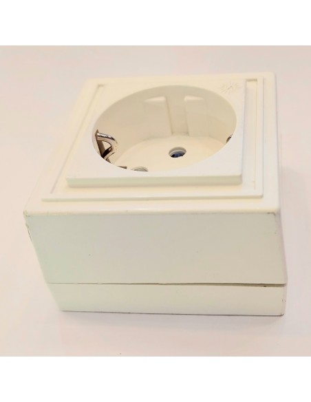 Enchufe superficie con toma de tierra color blanco